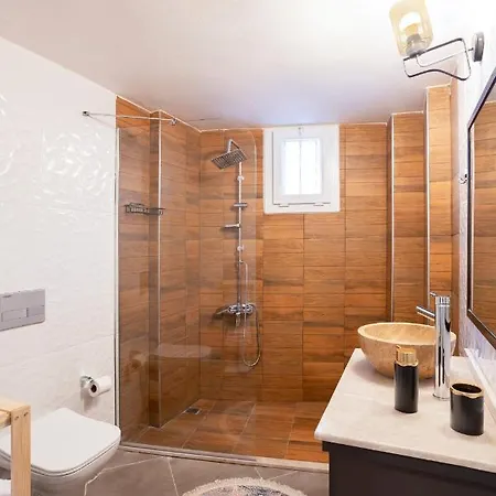 8 House Ξενοδοχείο