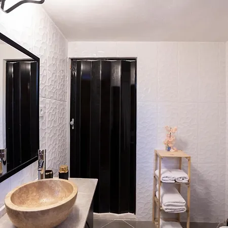 Ξενοδοχείο 8 House *