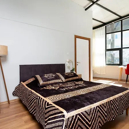 Ξενοδοχείο 8 House *