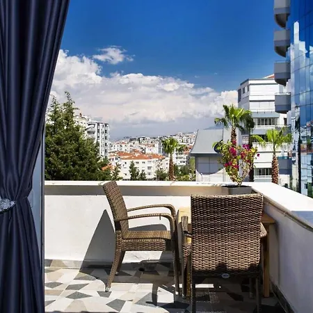 Ξενοδοχείο 8 House *