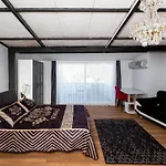 8 House Hotel