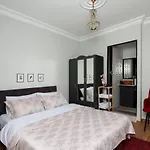 8 House Hotel