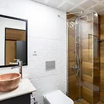 Hotel 8 House *