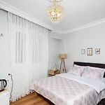 8 House Hotel