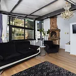 8 House Hotel *