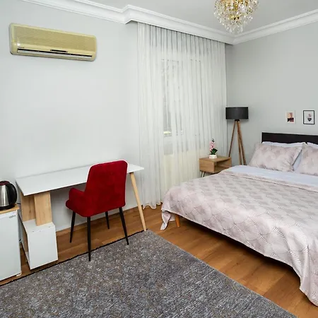 8 House Hotel *