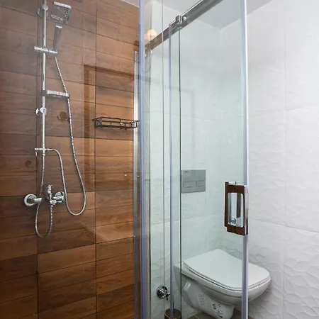 8 House Hotel *