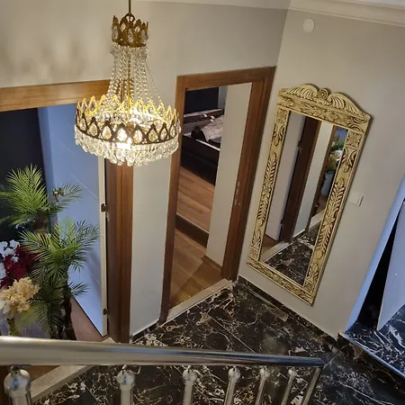 Hotel 8 House *